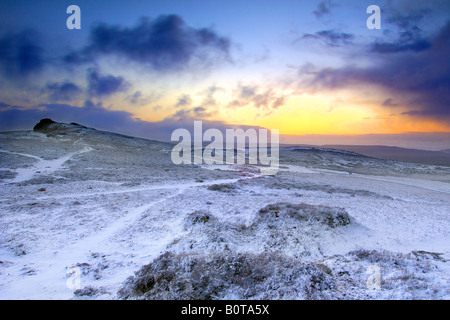 Winterlichen Sonnenaufgang auf Dartmoor National Park mit einer Übernachtung Schneefall in tadellosem Zustand wie die Morgenröte bricht über Heu Tor Stockfoto