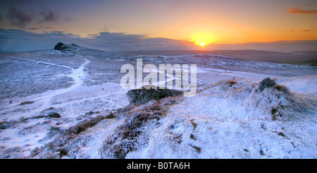 Winterlichen Sonnenaufgang auf Dartmoor National Park mit einer Übernachtung Schneefall in tadellosem Zustand wie die Morgenröte bricht über Heu Tor Stockfoto