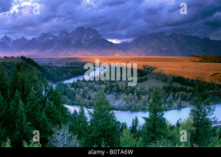 Stürmischer Sonnenaufgang über den Grand Teton aus der Schlange River mit Blick auf den Grand Teton National Park in WYOMING Stockfoto