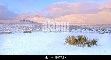 Panorama-Format winterlichen Sonnenaufgang auf Dartmoor National Park mit einer Übernachtung Schneefall Stockfoto