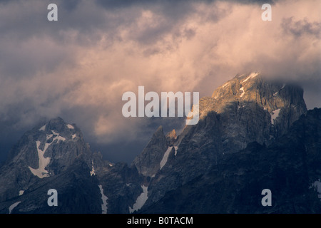 Sonnenlicht auf Gewitterwolken nahe dem Gipfel des Grand Teton Grand Teton Nat l Pk WYOMING Stockfoto
