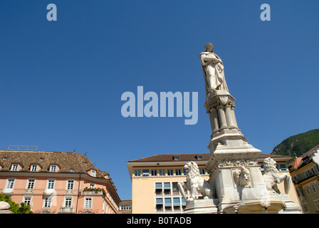 Statue des Dichters in der stilvollen Stadt Bozen in der italienischen Tirol in Norditalien Stockfoto