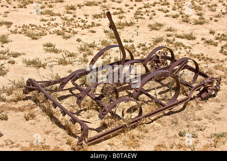 Pferd gezeichneten Metall Pflug Altmaschine. Stockfoto