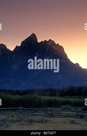 Sonnenuntergang hinter dem Grand Teton Grand Teton Nat l Pk WYOMING Stockfoto