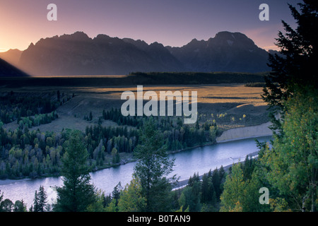 Sonnenuntergang über den Teton Range Bergen aus der Schlange River mit Blick auf den Grand Teton National Park in WYOMING Stockfoto