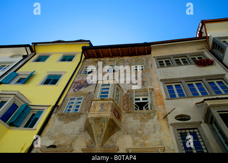 Gebäude in der stilvollen Stadt Bozen in der italienischen Tirol in Norditalien dekoriert Stockfoto