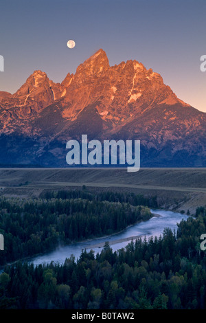 Monduntergang im Morgengrauen über die Teton Range und Snake River Grand Teton Nat l Pk WYOMING Stockfoto