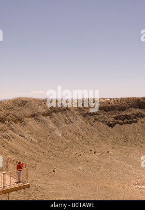 Kaukasische Frau (50-60) Ansichten Meteor-Krater Arizona USA Stockfoto