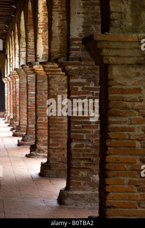 Gemauerten Pfeilern Linie einen Flur an der Mission San Juan Capistrano in Kalifornien. Stockfoto