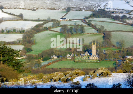 Die Kirche von St Pancras in Widecombe in The Moor auf Dartmoor erstes in der früh nach einem leichten Schneefall über Nacht Stockfoto