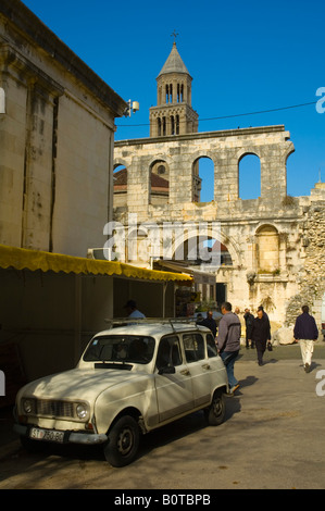 Auto geparkt vor East Palace Gate in Mitteleuropa Split Kroatien Stockfoto