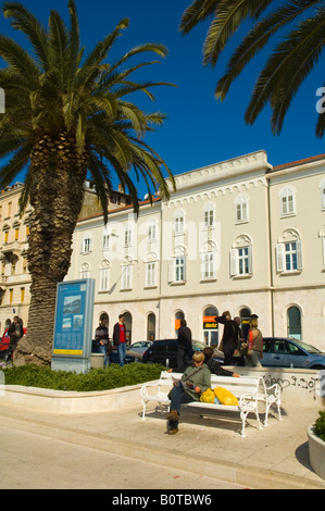 Frau liest auf der Strandpromenade in Split Kroatien Europa Stockfoto