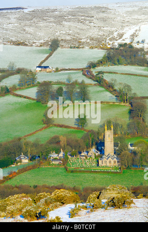 Die Kirche von St Pancras in Widecombe in The Moor auf Dartmoor erstes in der früh nach einem leichten Schneefall über Nacht Stockfoto