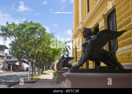 Sphinx am Eingang des Instituto Nacional. Panama City, Republik von Panama. Stockfoto