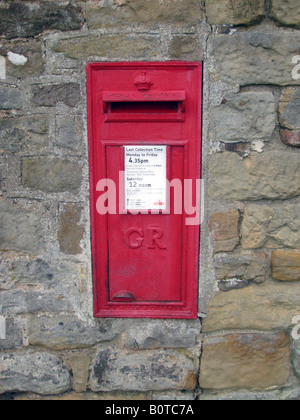 Ländliche britische Briefkasten in Wand in Landschaft Stockfoto