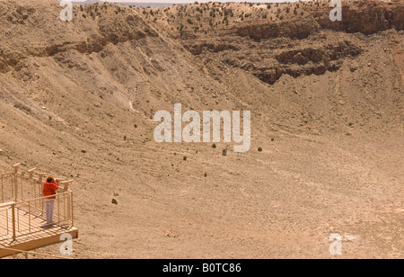 Kaukasische Frau (50-60) Ansichten Meteor-Krater Arizona USA Stockfoto