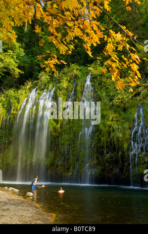 Jugendliche spielen in den Sacramento River unterhalb Mossbrae Fälle in der Nähe von Dunsmuir Siskiyou County in Kalifornien Stockfoto