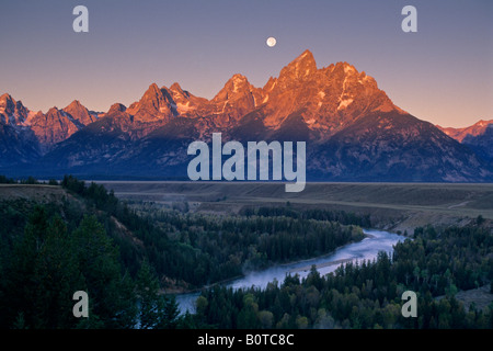Monduntergang im Morgengrauen über die Teton Range und Snake River Grand Teton Nat l Pk WYOMING Stockfoto
