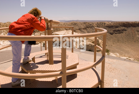 Kaukasische Frau (50-60) Ansichten Meteor-Krater Arizona USA Stockfoto