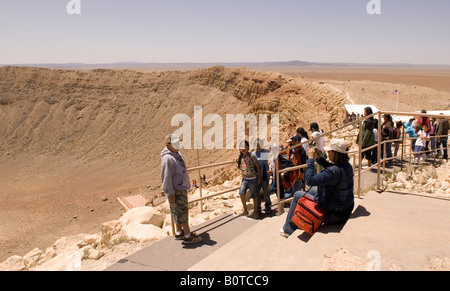 Schülerinnen und Schüler anzeigen Meteorkrater in Arizona USA Stockfoto