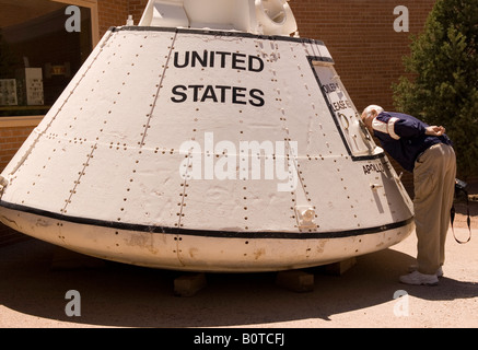 Kaukasischen Mann (60-65) befasst sich mit Apollo Test Kapsel am Meteorkrater in Arizona USA Stockfoto