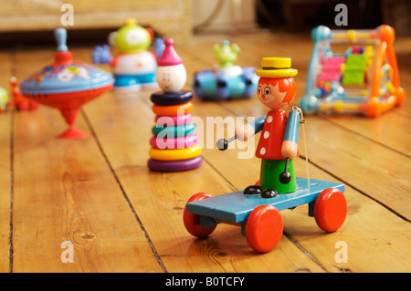 Kinderspielzeug auf einem Holzfußboden Stockfoto
