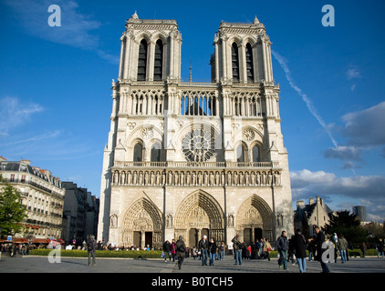 Westfassade der Kathedrale Notre Dame in Paris Stockfoto