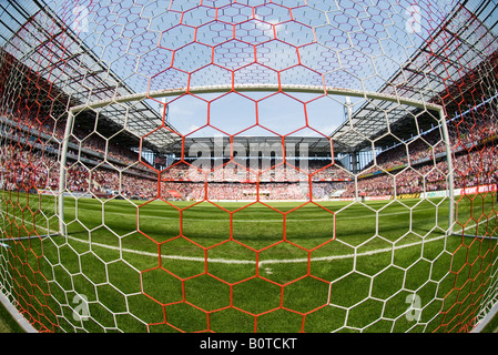 leere Tor in gefüllten Fußballstadion vor dem Anpfiff Stockfoto