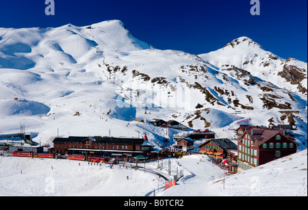 Kleine Scheidegg Station und Lauberhorn Schweiz Stockfoto