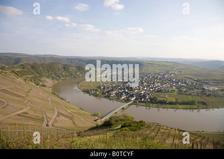 Blick auf das Dorf Piesport an der Mosel in Deutschland Stockfoto