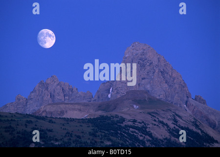 Mondaufgang über der Grand Teton von Targhee NF am Westhang der Teton Range WYOMING Stockfoto