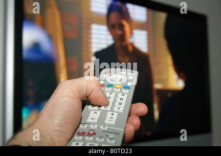 TV-Fernbedienung schließen oben mit der Hand ändern Kanal Stockfoto