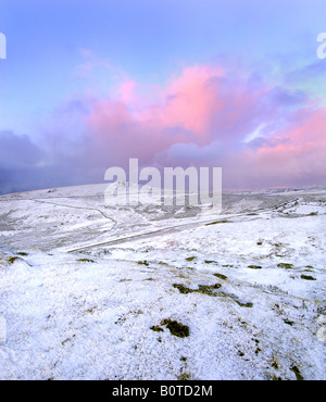 Winterlichen Sonnenaufgang auf Dartmoor National Park mit einer Übernachtung Schneefall in tadellosem Zustand wie die Morgenröte bricht Stockfoto