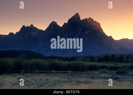 Sonnenuntergang hinter dem Grand Teton Grand Teton Nat l Pk WYOMING Stockfoto