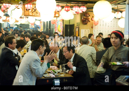 Beschäftigt Izakaya Restaurant unter Gleisanlagen an Yurakucho in zentralen Tokyo 2008 Stockfoto