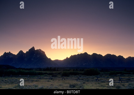 Sonnenuntergang hinter dem Grand Teton Grand Teton Nat l Pk WYOMING Stockfoto