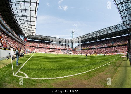 Ecke im gefüllten Fußballstadion vor dem Start, Köln, Deutschland Stockfoto