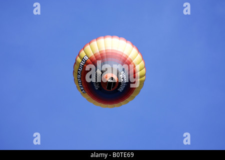 Eine Ansicht von einem Heißluftballon an einem wolkenlosen Nachmittag gegen den perfekten blauen Himmel geschossen Stockfoto
