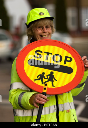 Lollypop Dame hält ein Stop-Schild und lächelnd, London, England Stockfoto