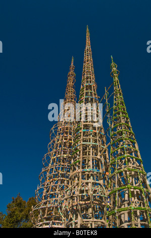 Volkskunst-Türme von Watts Towers nach oben zeigend Stockfoto