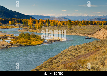 Touristen auf Floß Floßfahrt entlang des Snake River im fallen Grand-Teton-Nationalpark, Wyoming Stockfoto