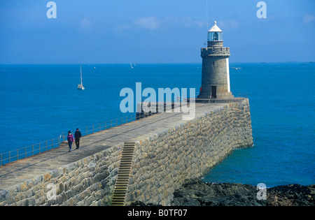 Leuchtturm am Hafen von St. Peter Port, Guernsey Island Stockfoto