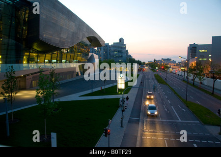 Eine Autobahn neben BMW-Museum in der bayerischen Landeshauptstadt München. Deutschland Stockfoto