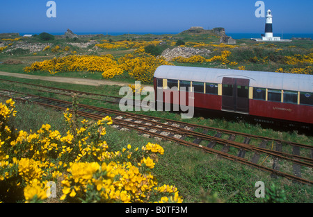 vor dem Leuchtturm, Alderney Insel trainieren Stockfoto