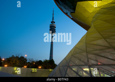 Olympiaturm, gebaut für den Olympischen Sommerspielen 1972 gesehen durch das BMW Museum in der Hauptstadt München Bayern Deutschland Stockfoto