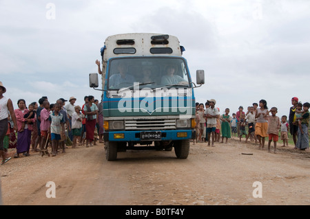 Ein Team von Japan Disaster Relief (JDR) fährt zum vom Zyklon Nargis betroffenen Gebiet in Burma Stockfoto