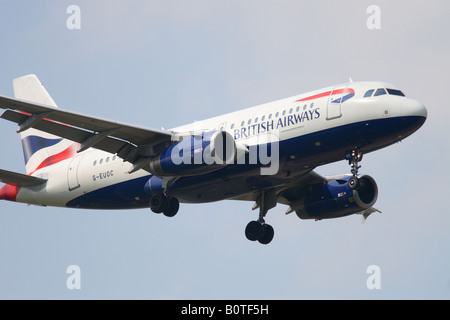 British Airways Airbus A319 Jet Airliner Flugzeug im Endanflug Landung Stockfoto