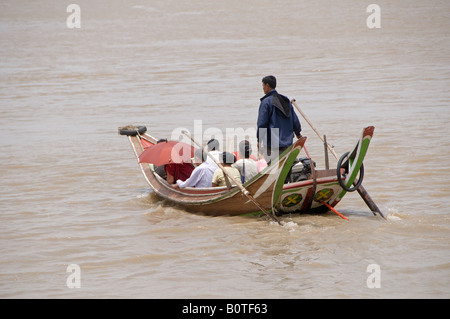 Leute, Überfahrt mit dem Boot den Fluss Yangon, Myanmar Stockfoto