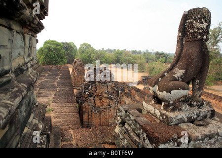 Geformten Löwen bewachen die Treppen bis zum Gipfel des Pre Rup Staatstempel von Rajendravarman 2. 10. c gebaut Stockfoto