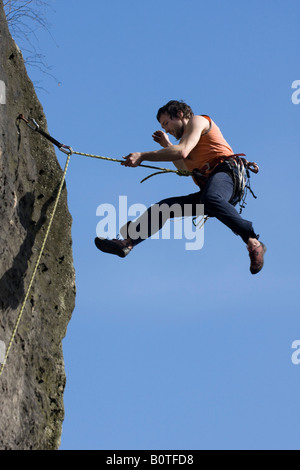 Kletterer Herunterfallen eine Route auf Goldstein, Elbsandsteingebirge, Deutschland Stockfoto